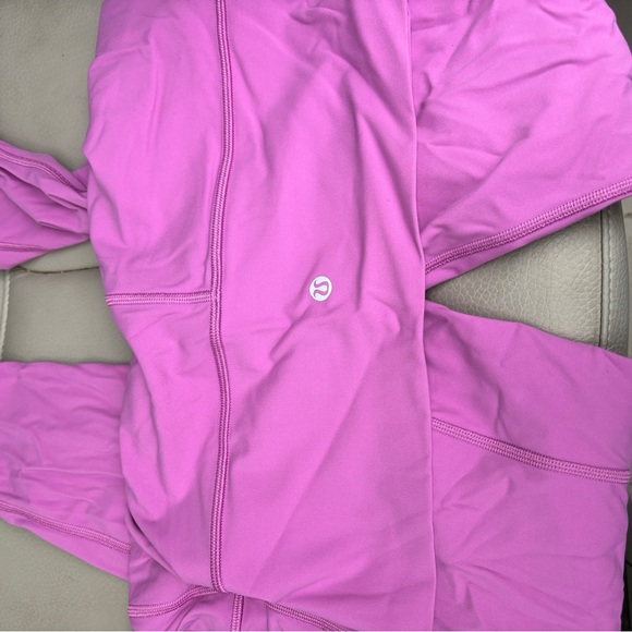 Size 8 lululemon winder under - Picture 3 of 3